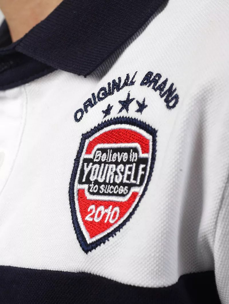 Polo garçon avec badge